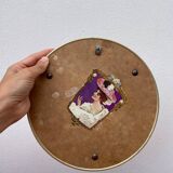 Round mirror in gold metal