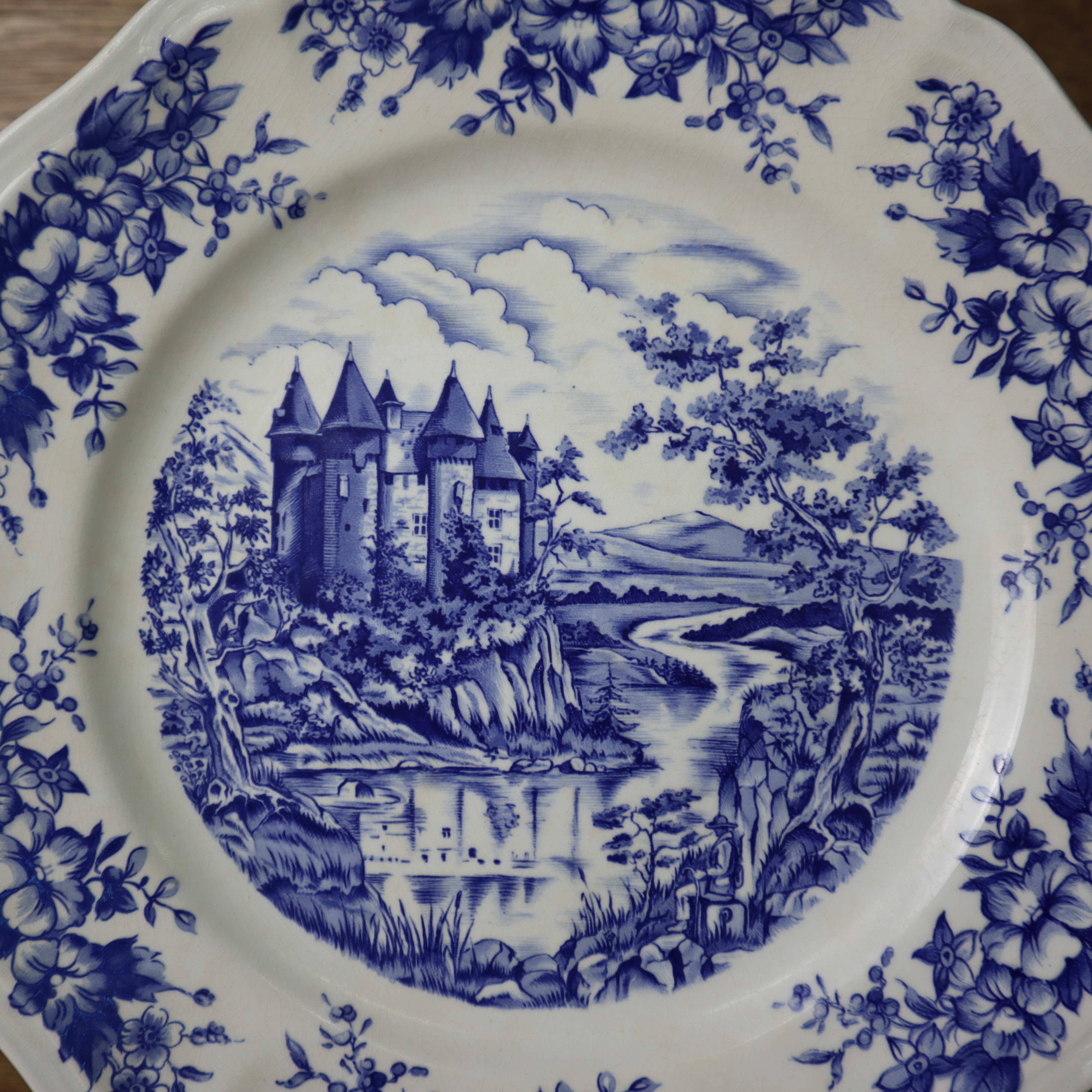 8 vintage Sarreguemines flat plates, Castle model