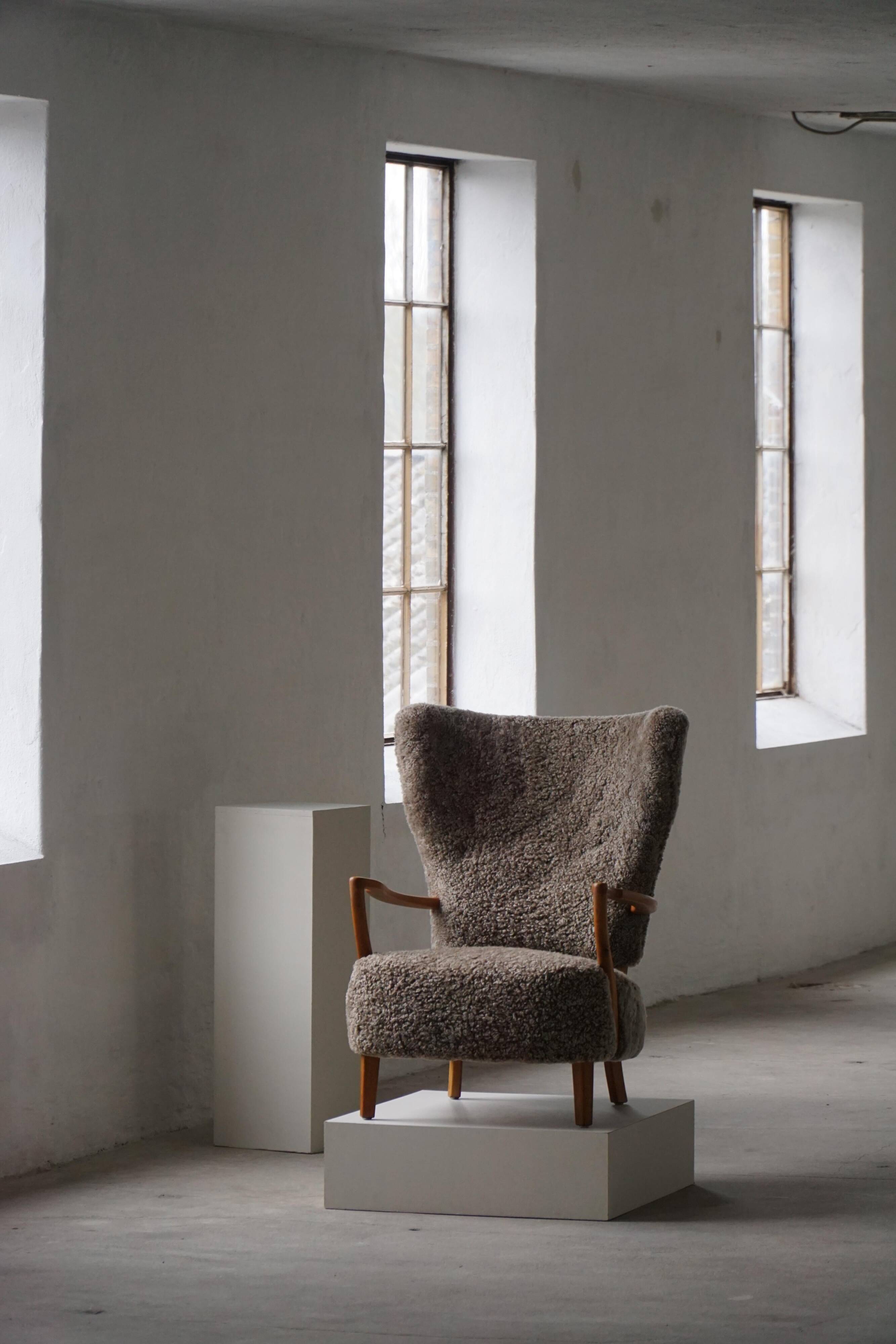 High-backed chaise longue in oak and lambswool, Danish Modern, Viggo Boesen, 1950s.