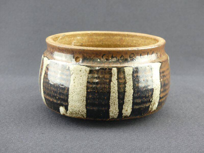 Vintage ceramic hanging cache-pot