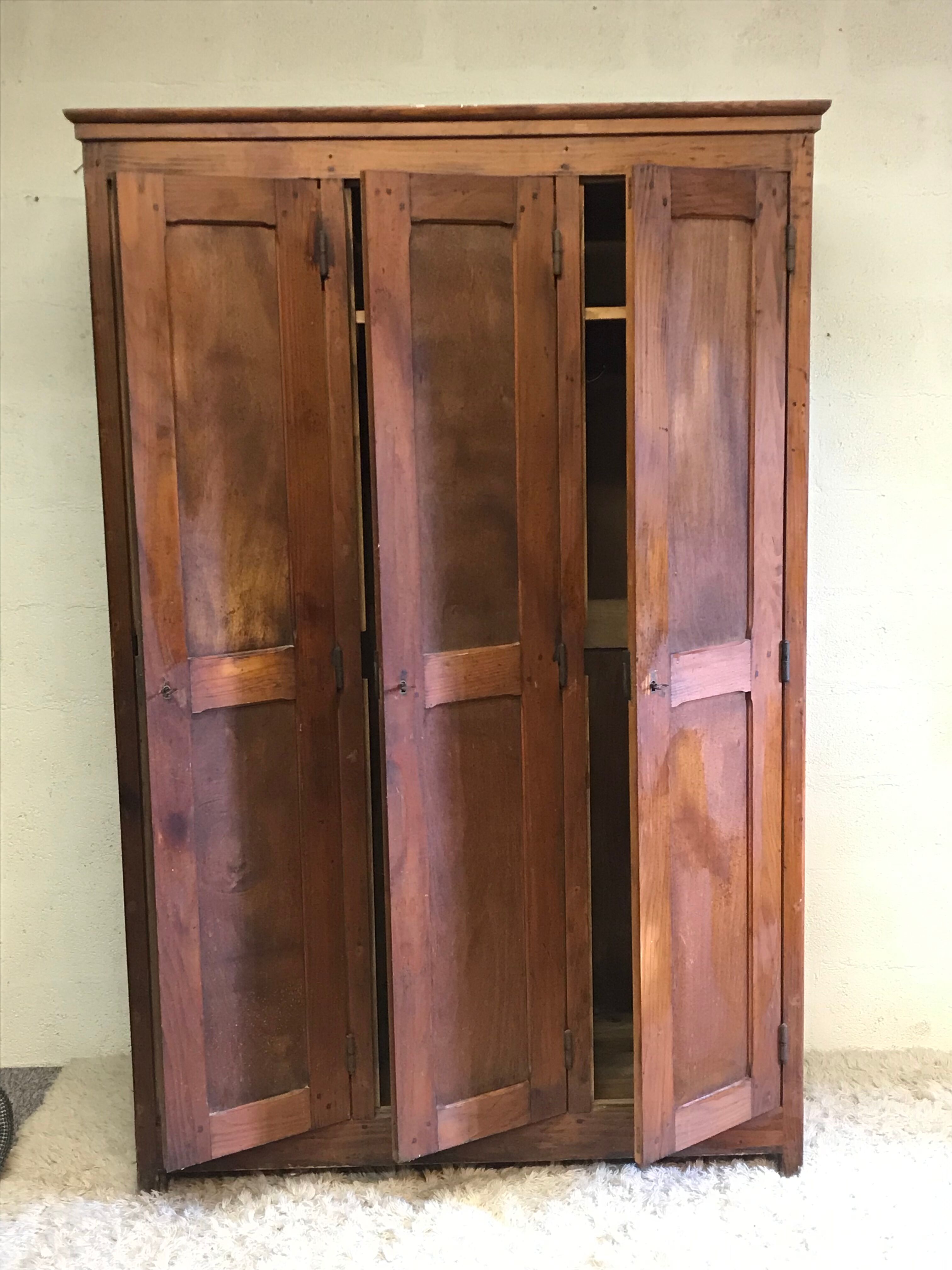 Vestiaire de métier des années 20 en bois brut