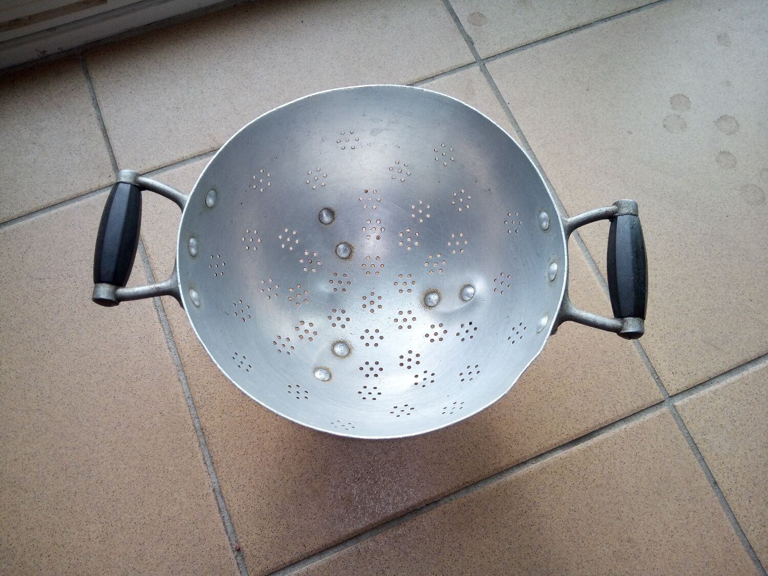 Passoire années 1950 aluminium et bakélite