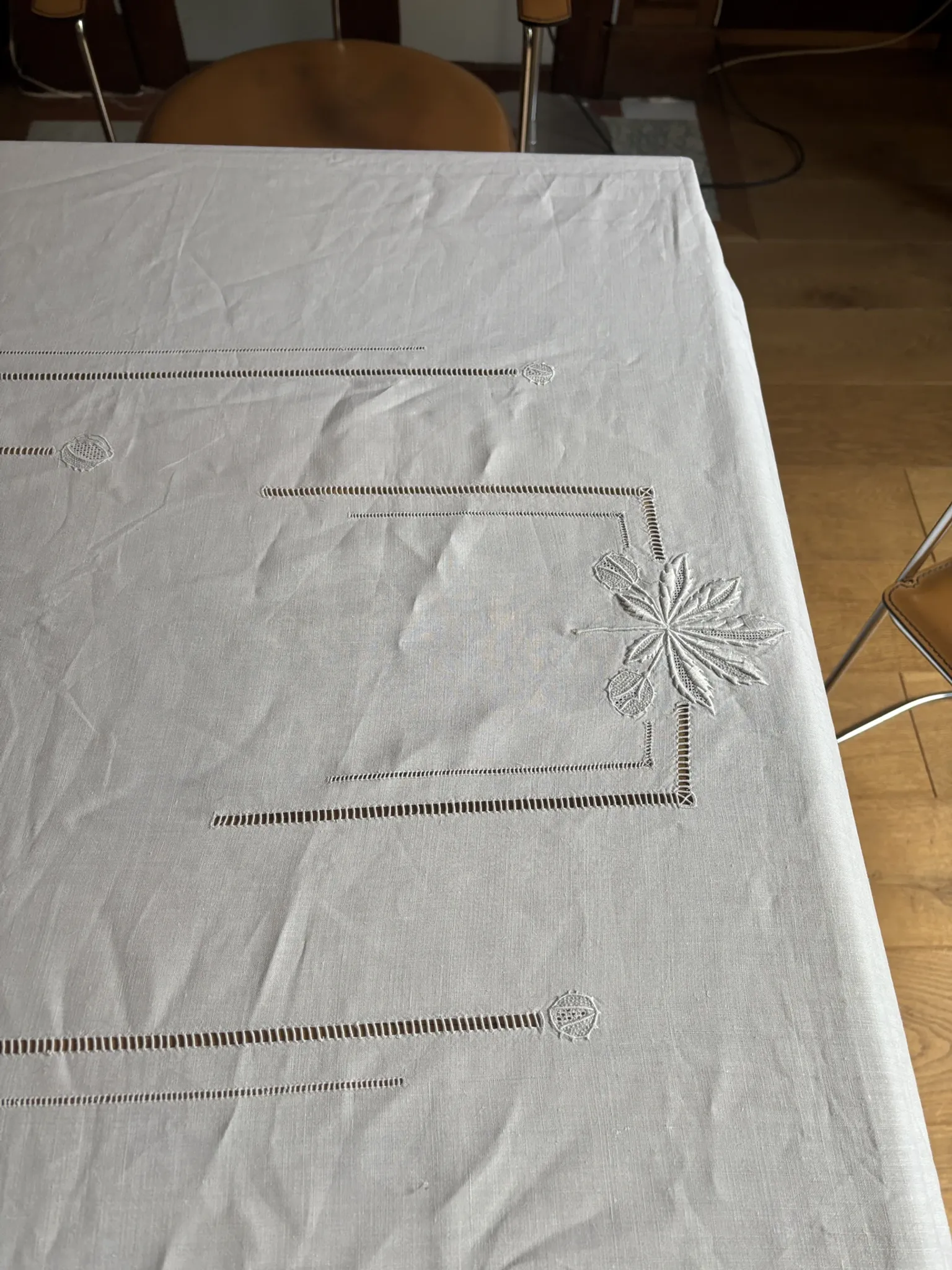 Nappe brodée ancienne