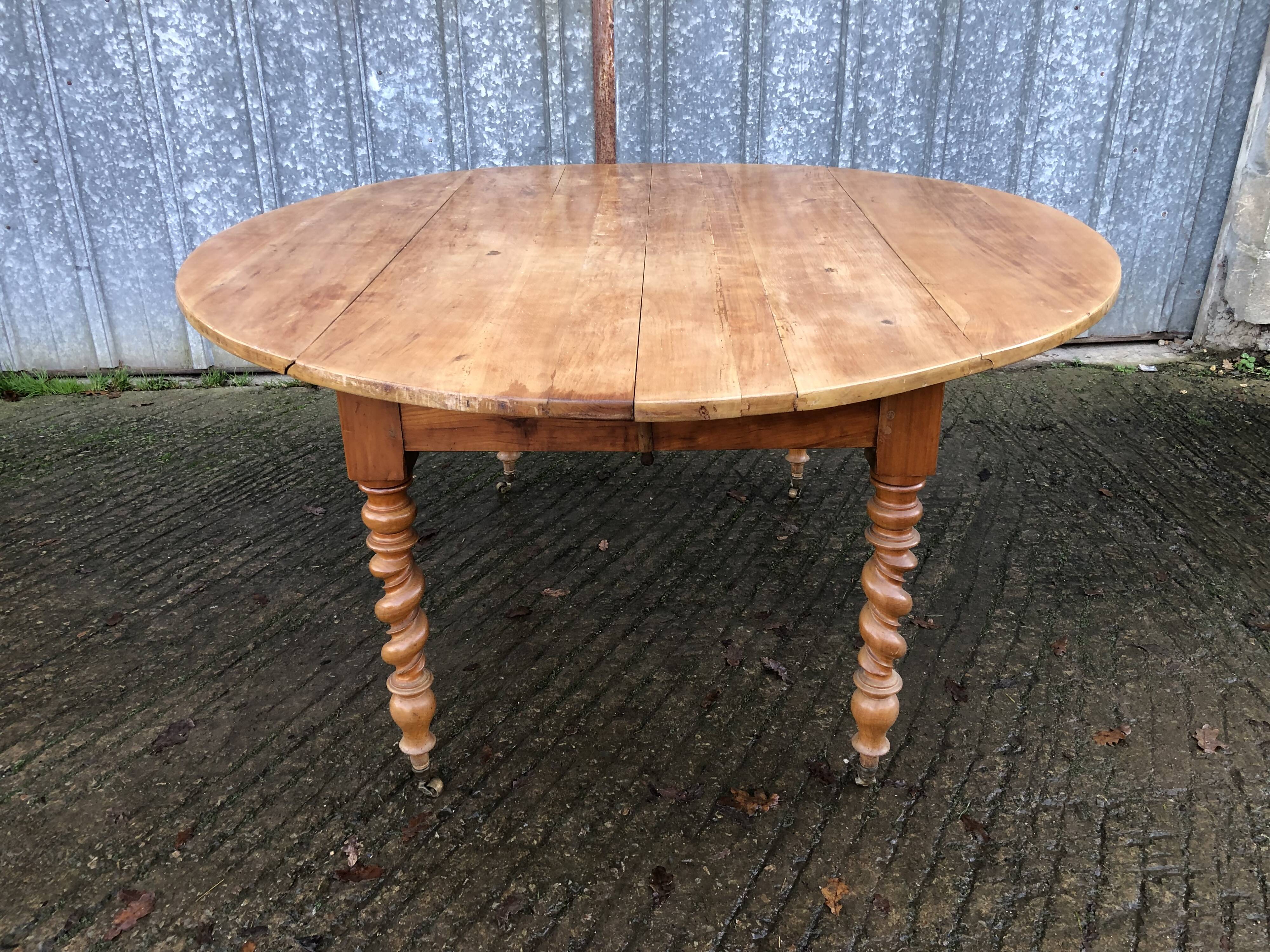 Round table in solid cherry wood, extendable with twisted legs, Louis Philippe style.