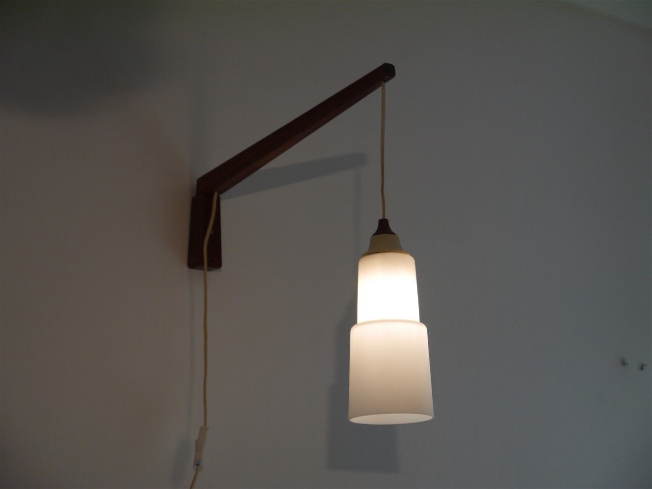 Scandinavian wall lamp "gallows" in wood and opaline 1960