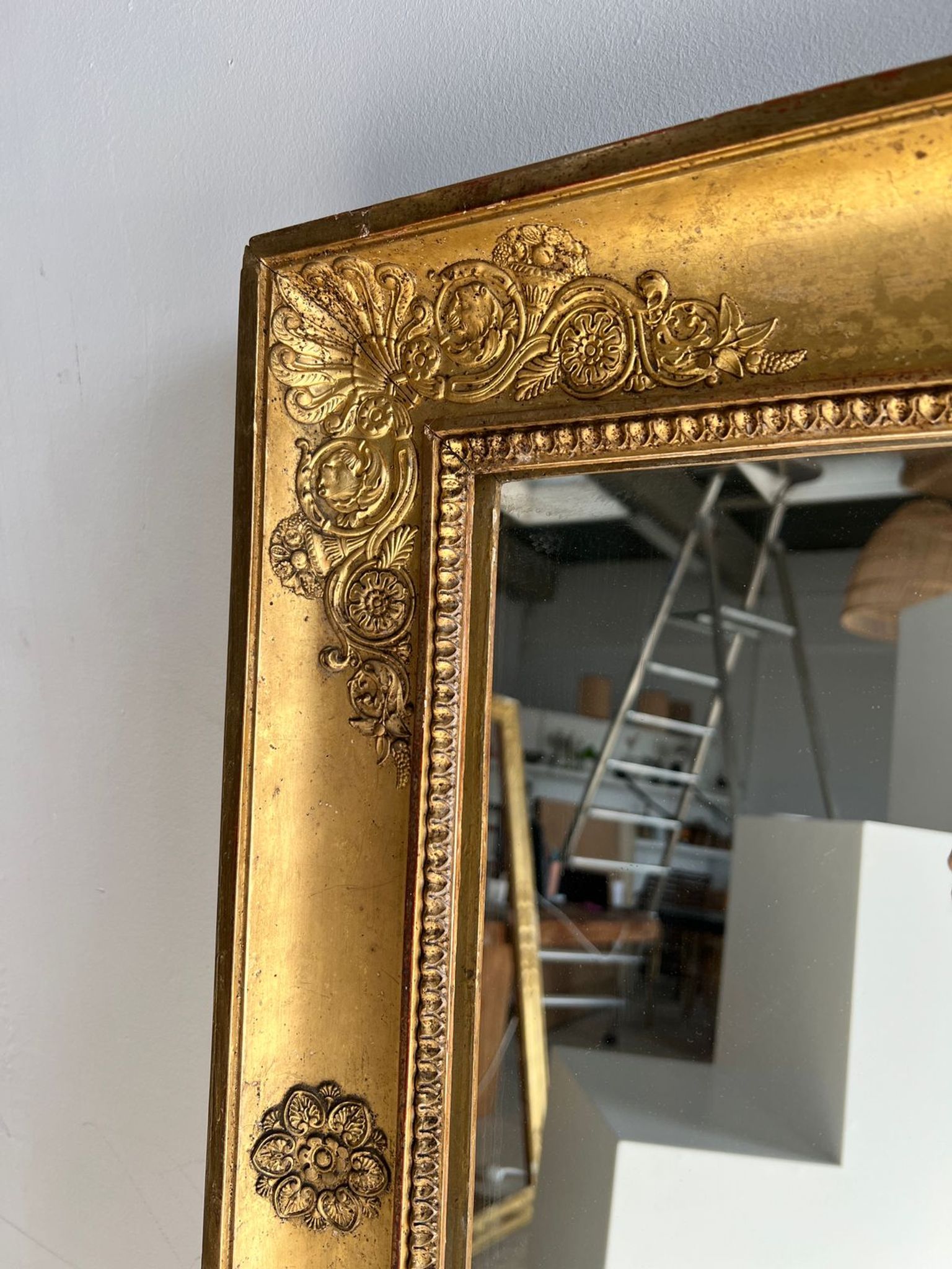 Miroir doré style Restauration à décor de palmettes étirées