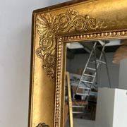Miroir doré style Restauration à décor de palmettes étirées