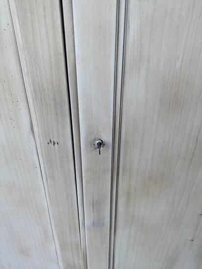 Armoire en bois naturel