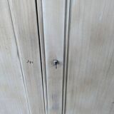 Armoire en bois naturel