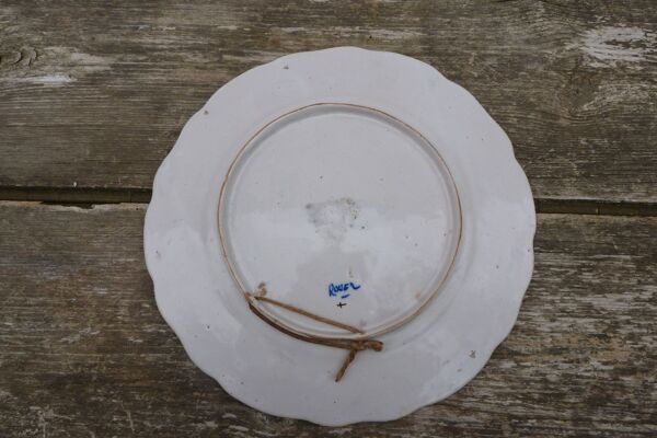 Assiette XVIII eme chantournée  en faience de  Rouen avec blason et motifs floraux