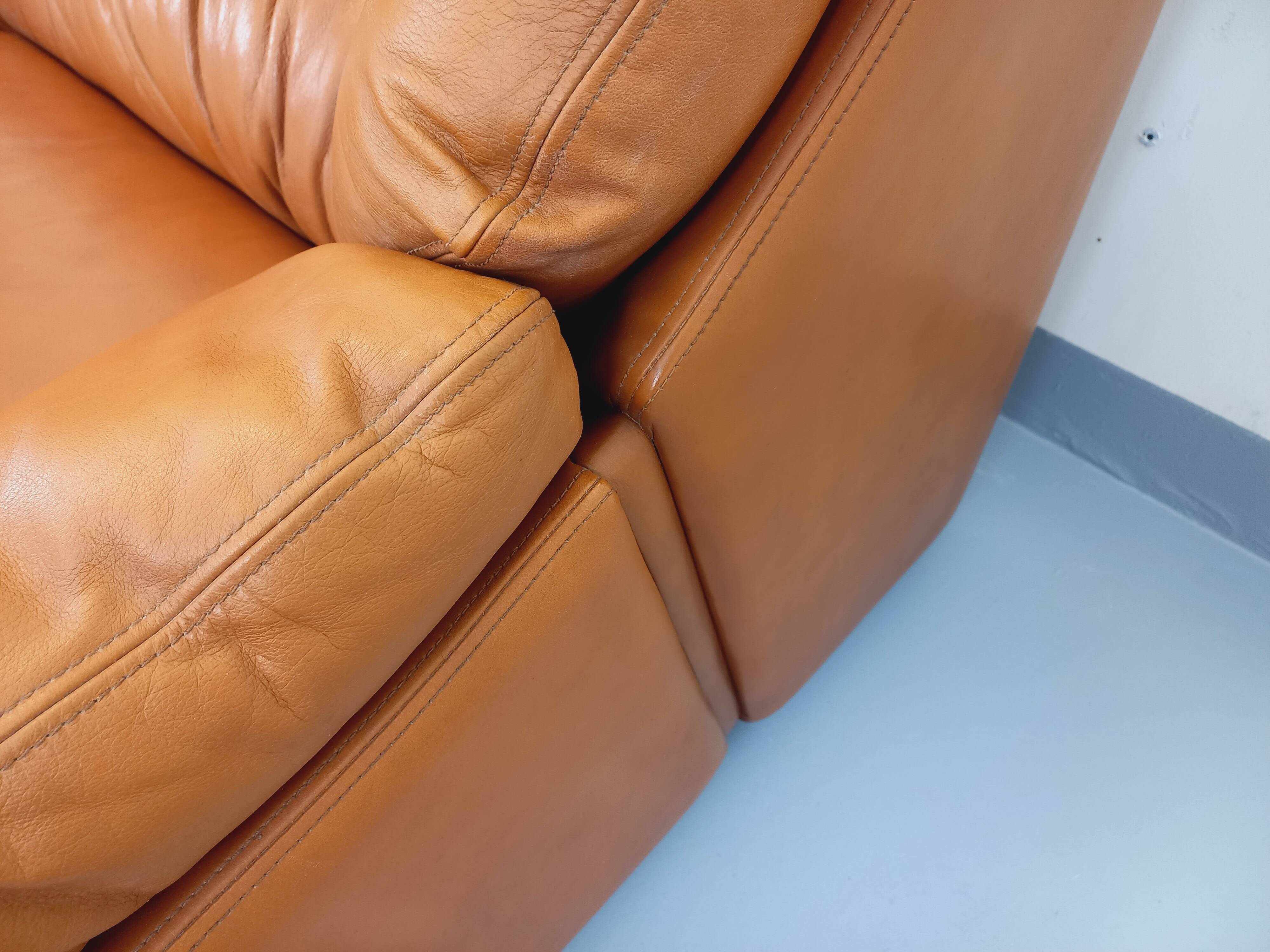 Vintage cognac camel leather canapé from the 1970s.