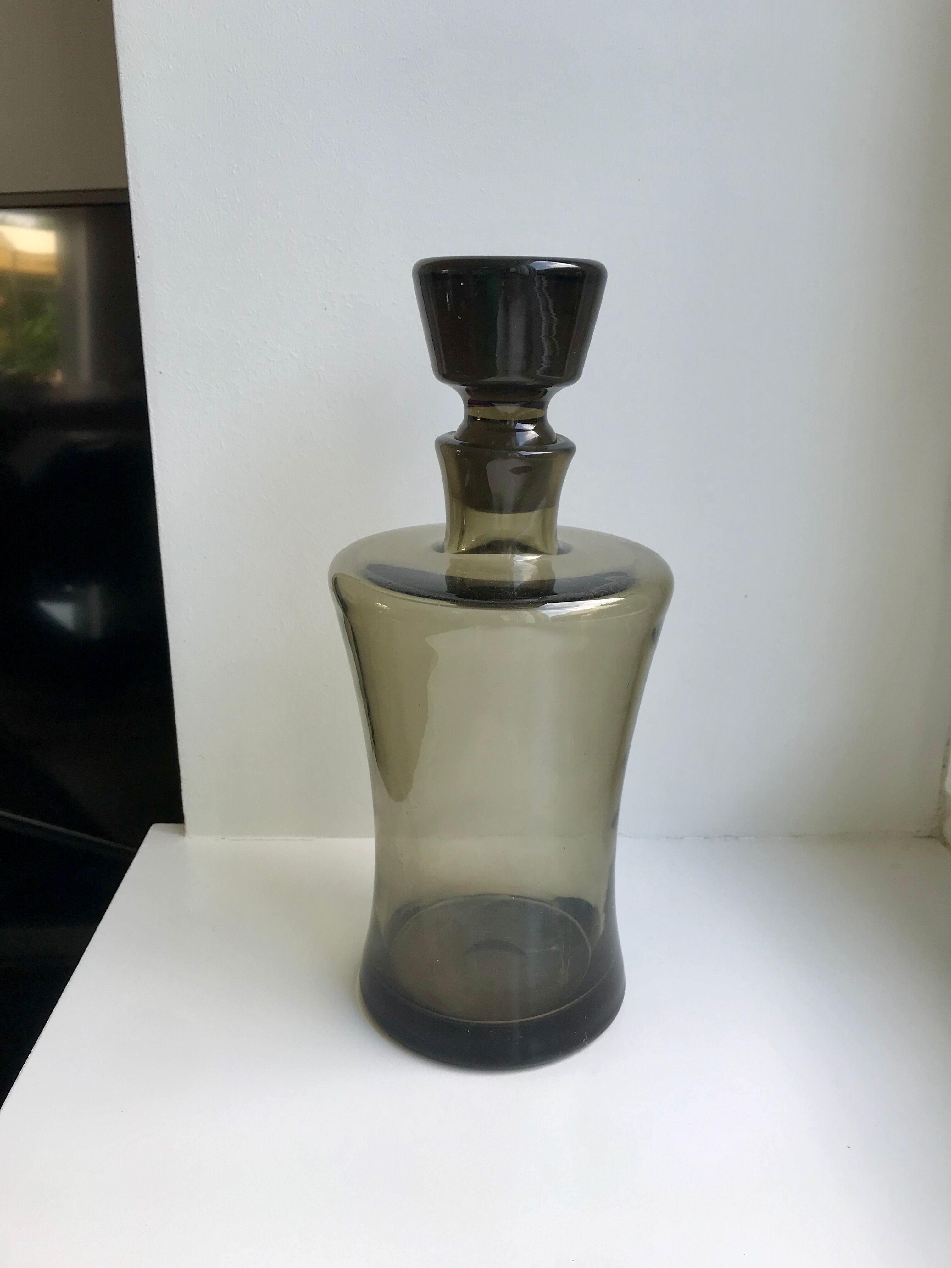 Carafe en verre fumé années 70