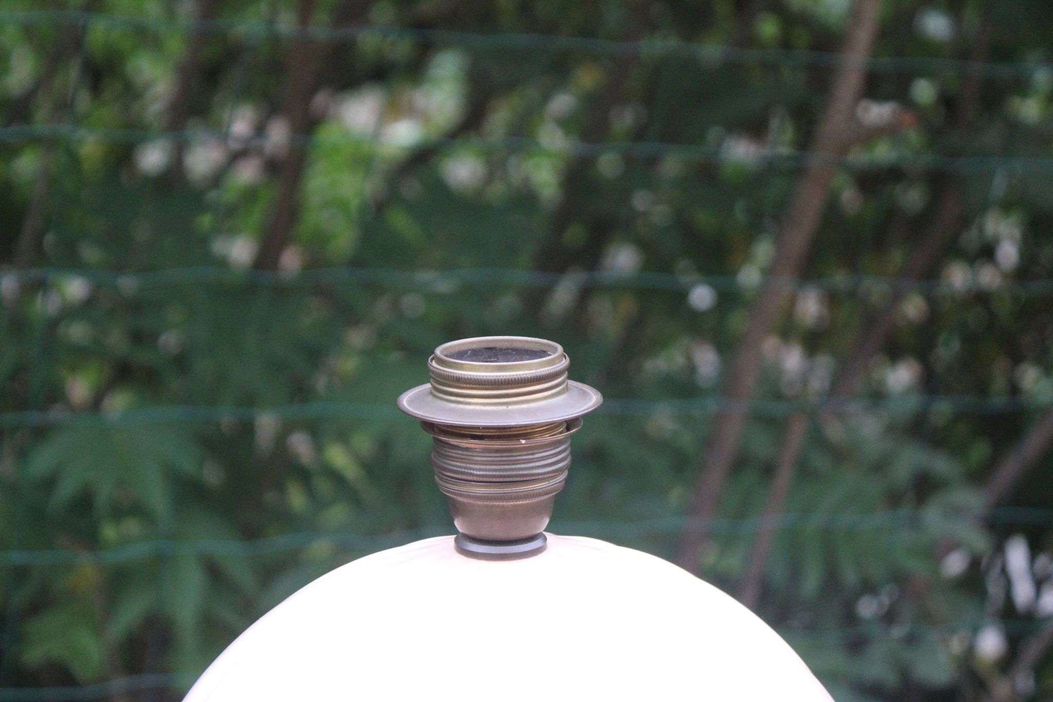 Lampe vintage en céramique rose poudré et abat-jour corail
