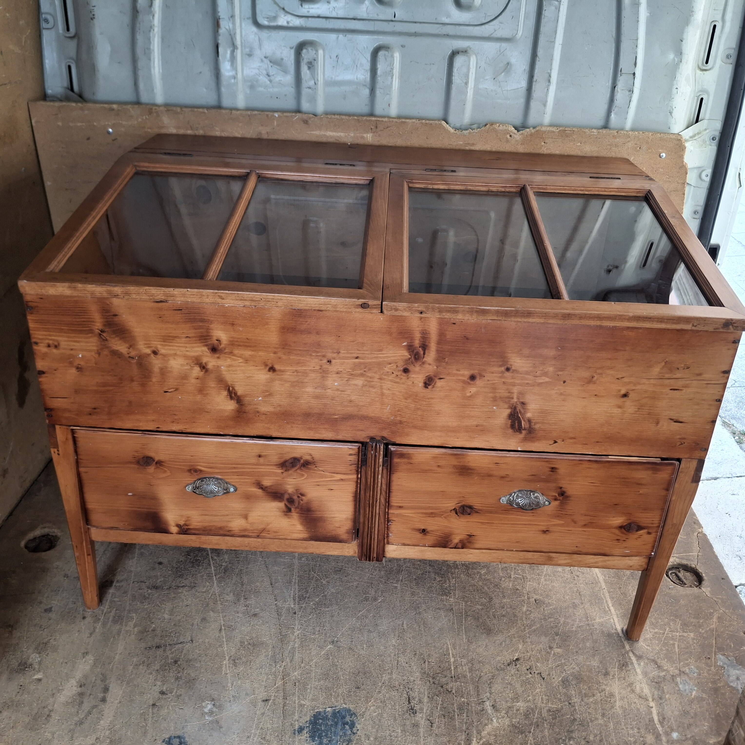 Ancienne vitrine de magasin.  Meuble de métier.