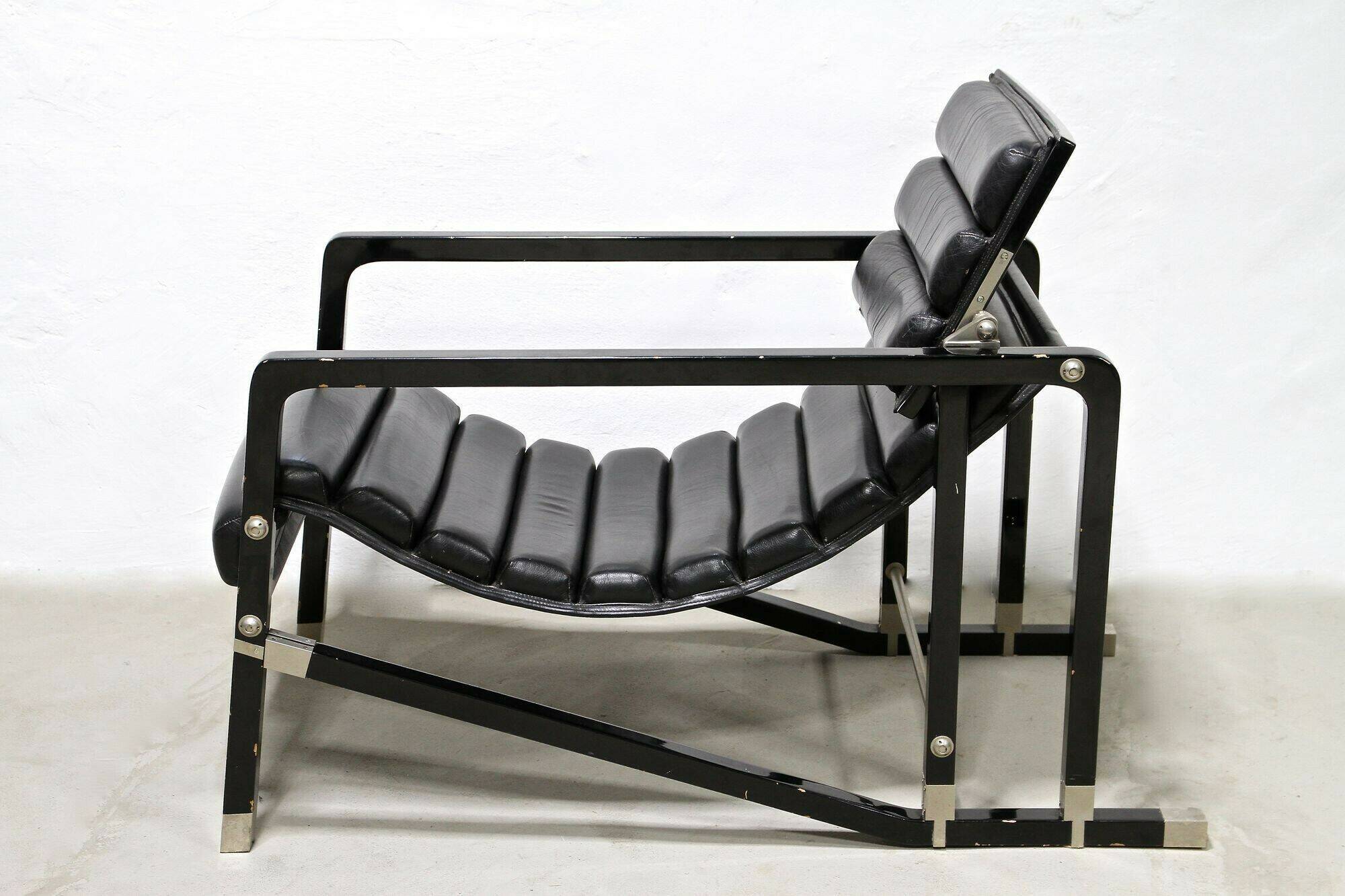 Black leather chaise longue, Eileen Gray design, 1927, France, circa 1975.