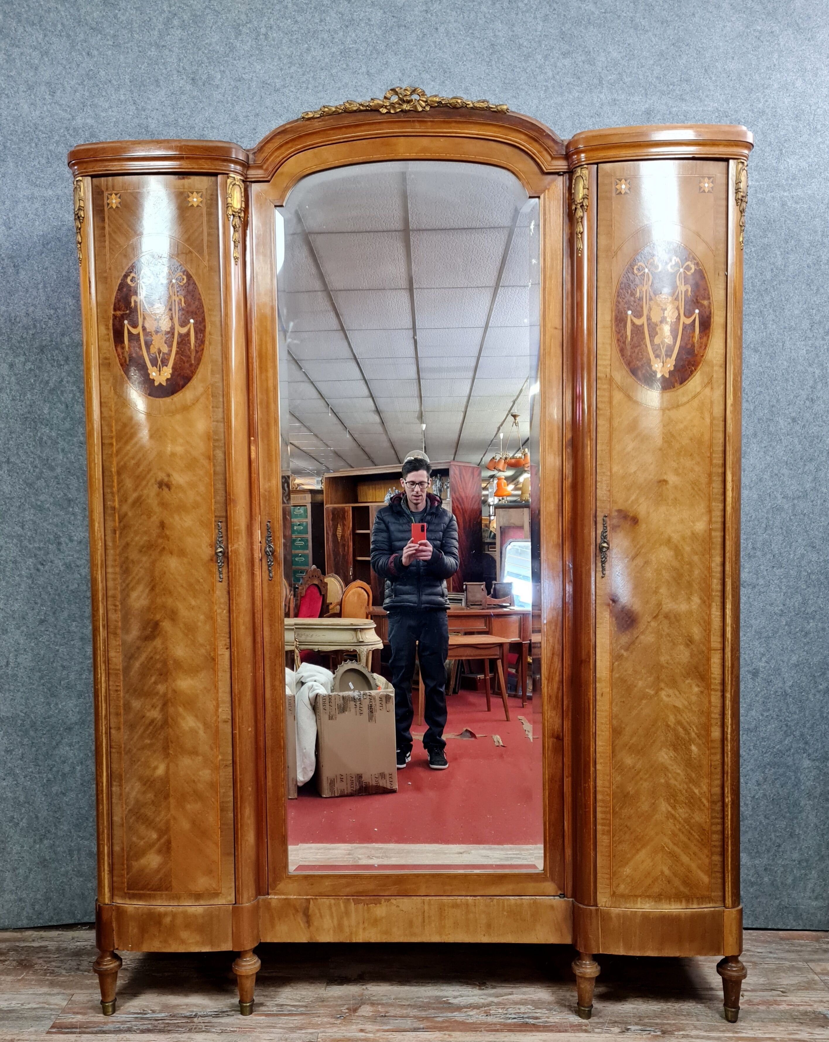 Wardrobe Louis XVI jumped back into precious wood marquetry around 1880