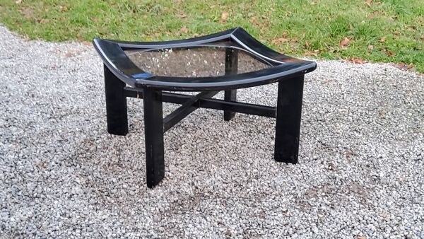 Table basse design des années 70 en bois laqué noir plateau en verre fumé