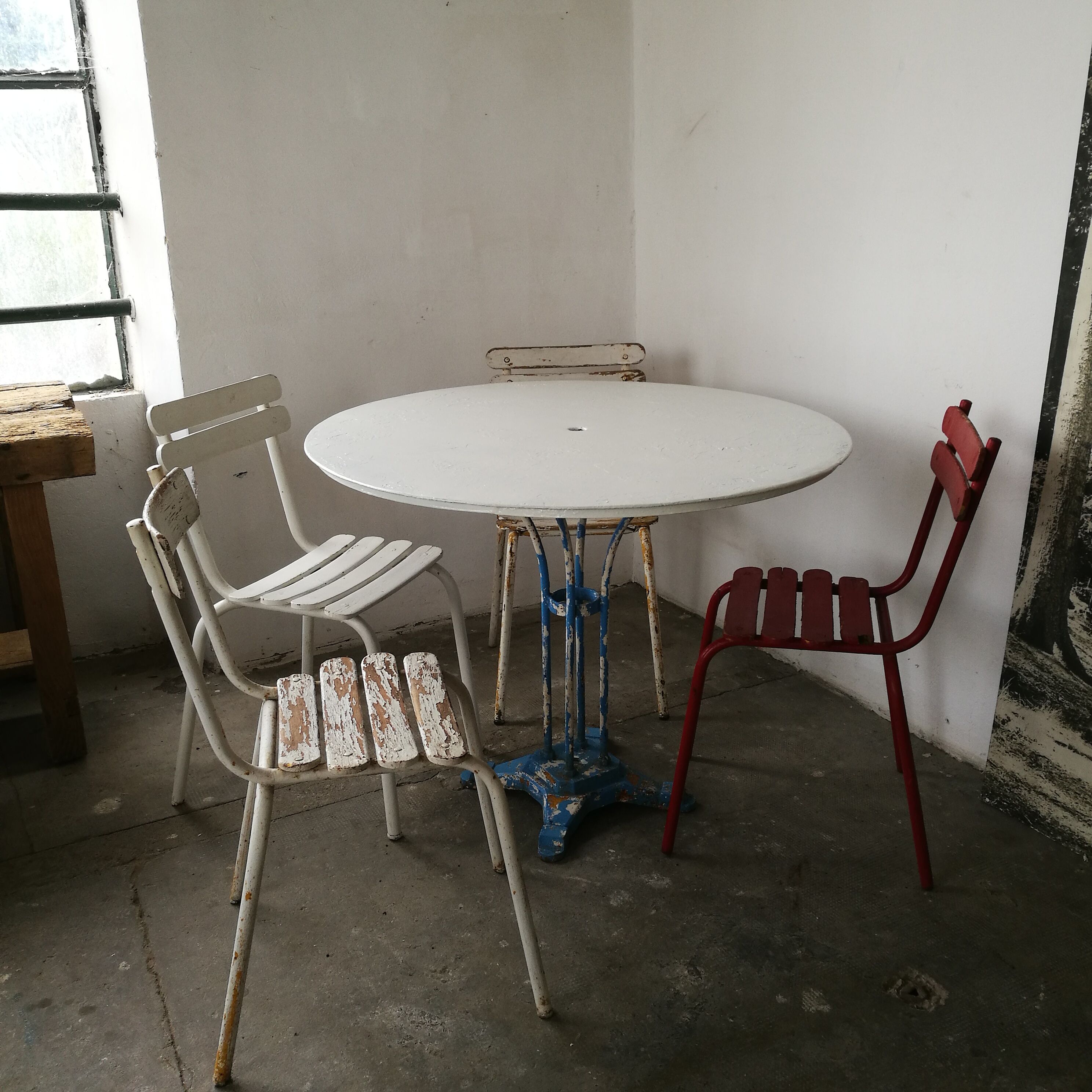 Guerin metal garden table, bistro table, cast foot