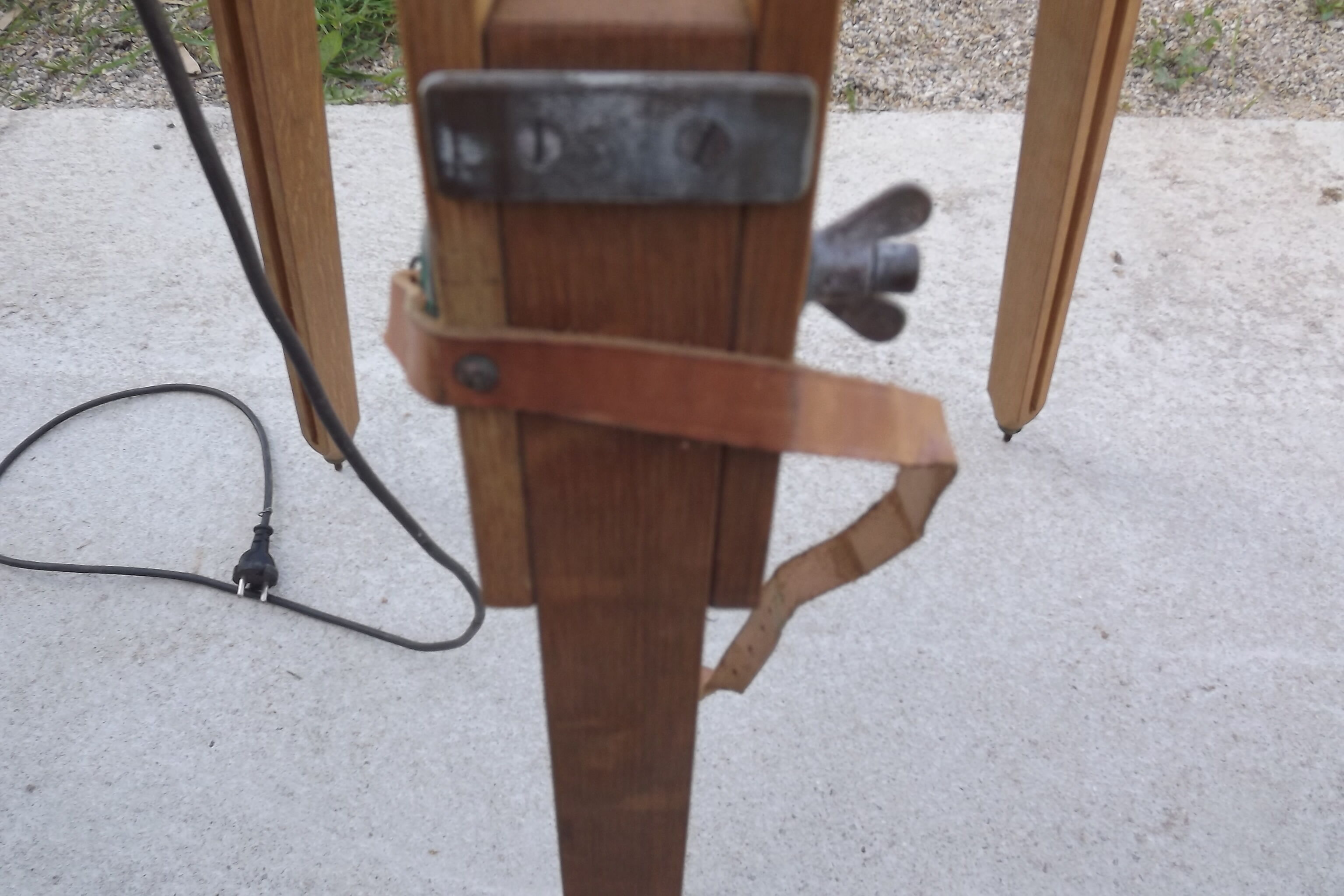 Lampe industrielle sur trépied chêne années 50