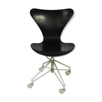 Arne Jacobsen chair for Fritz Hansen model 3117