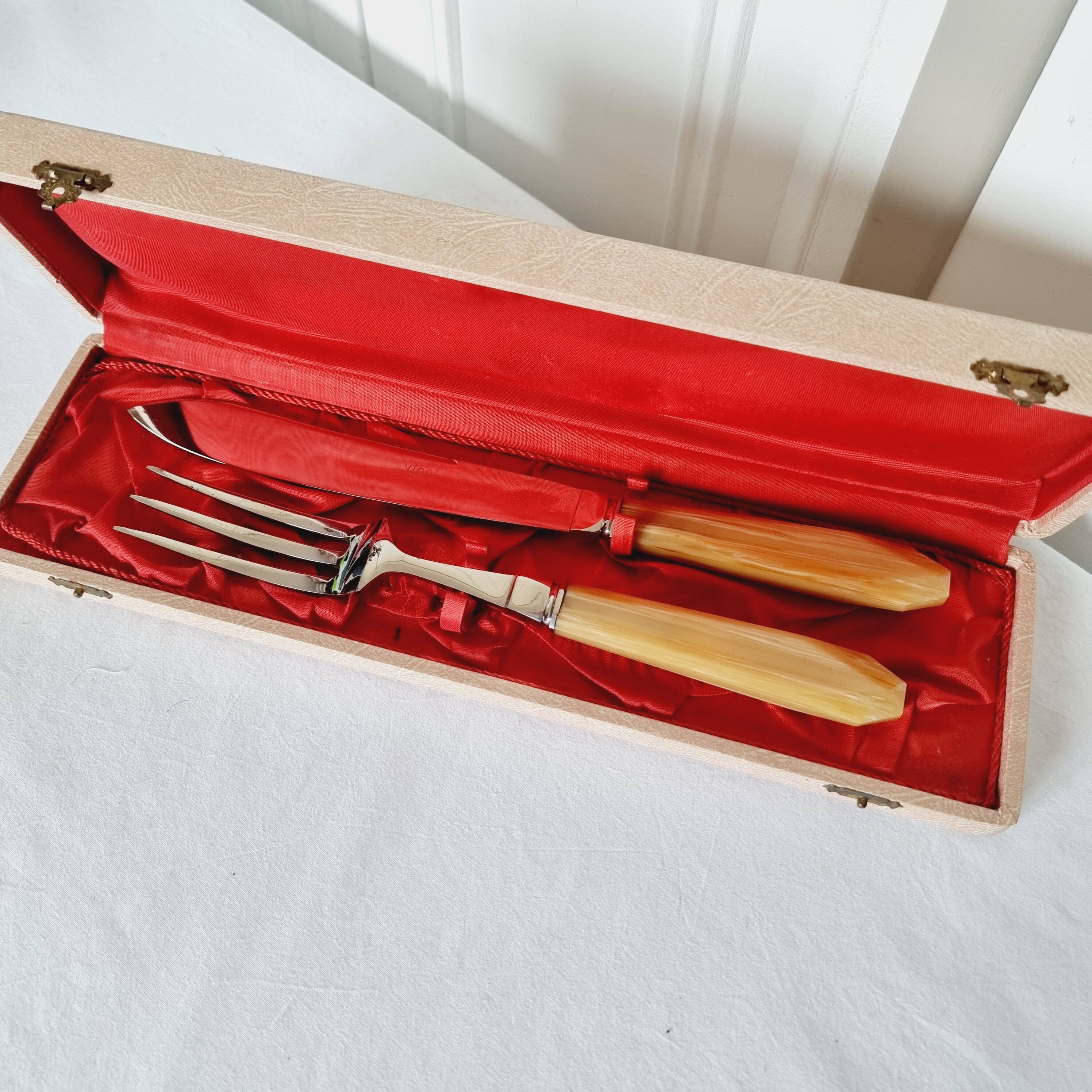 Case with cutlery for serving or cutting meat in baquelite