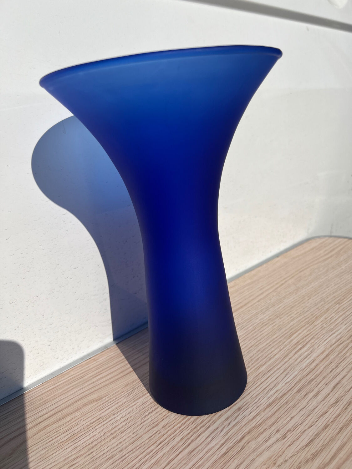 Vase bleu en verre poli evasé flare