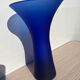 Vase bleu en verre poli evasé flare