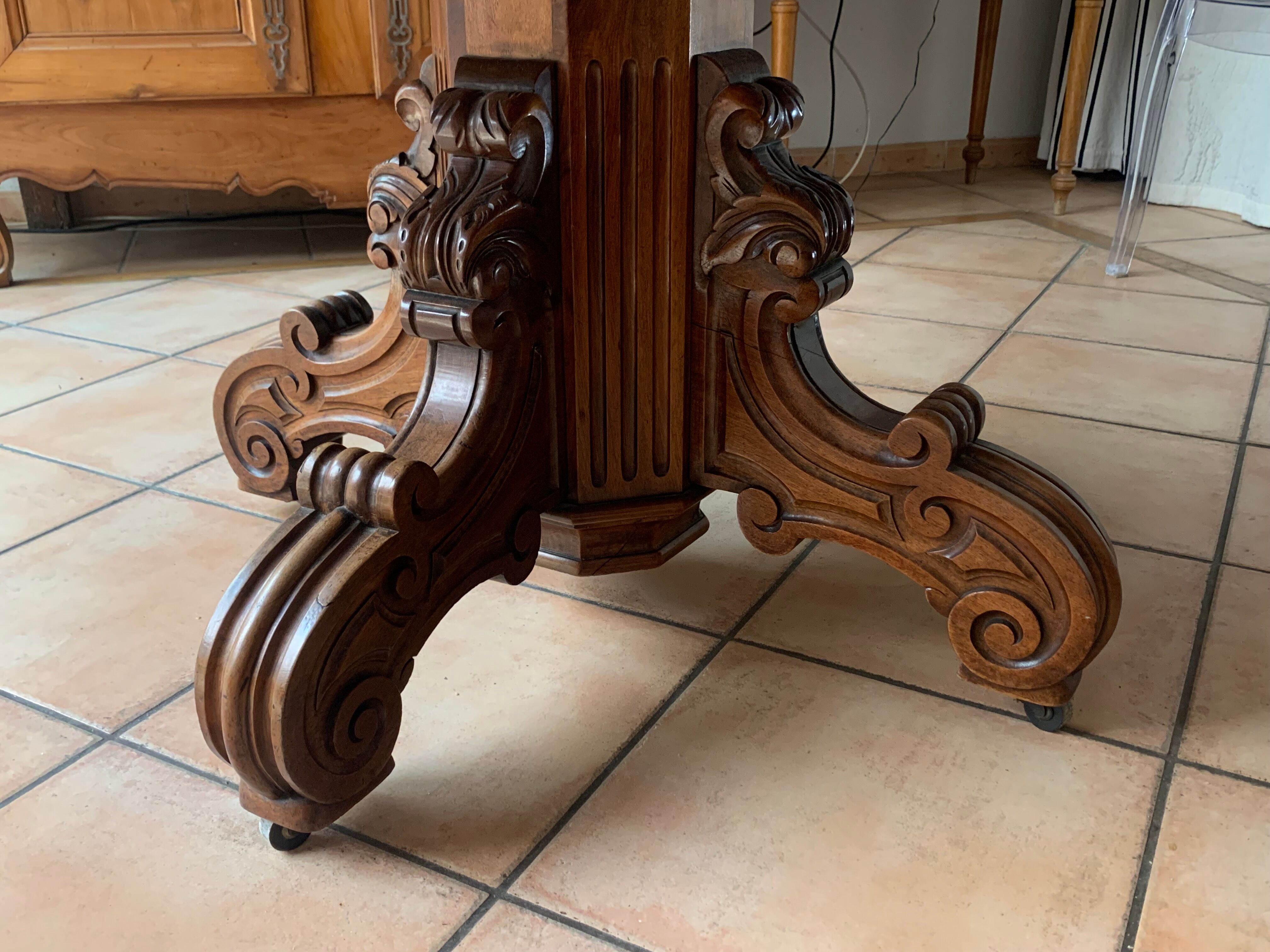Old table slightly oval cherry tree with central foot with 2 extensions