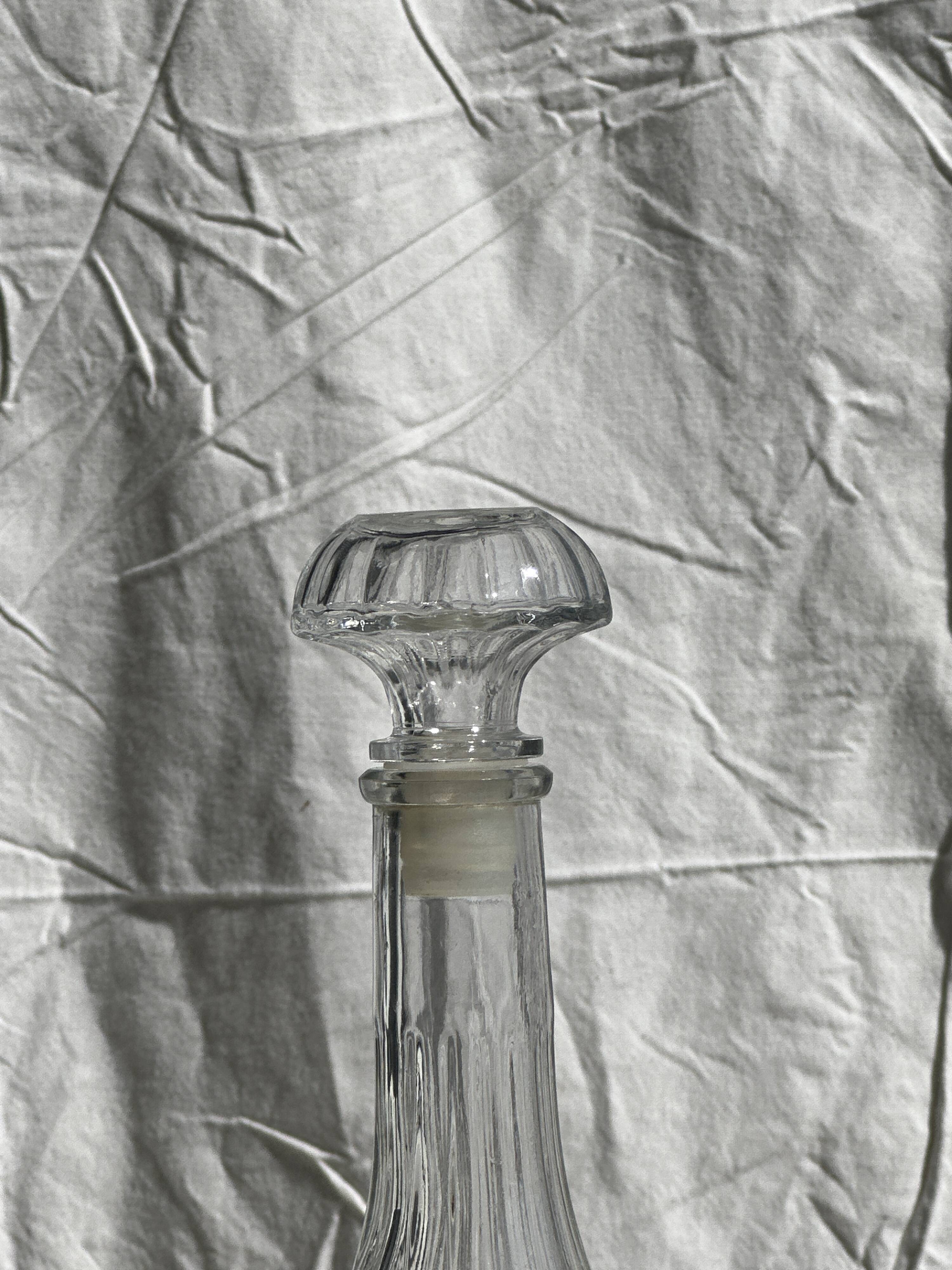 Large glass carafe with ribbed stopper H25