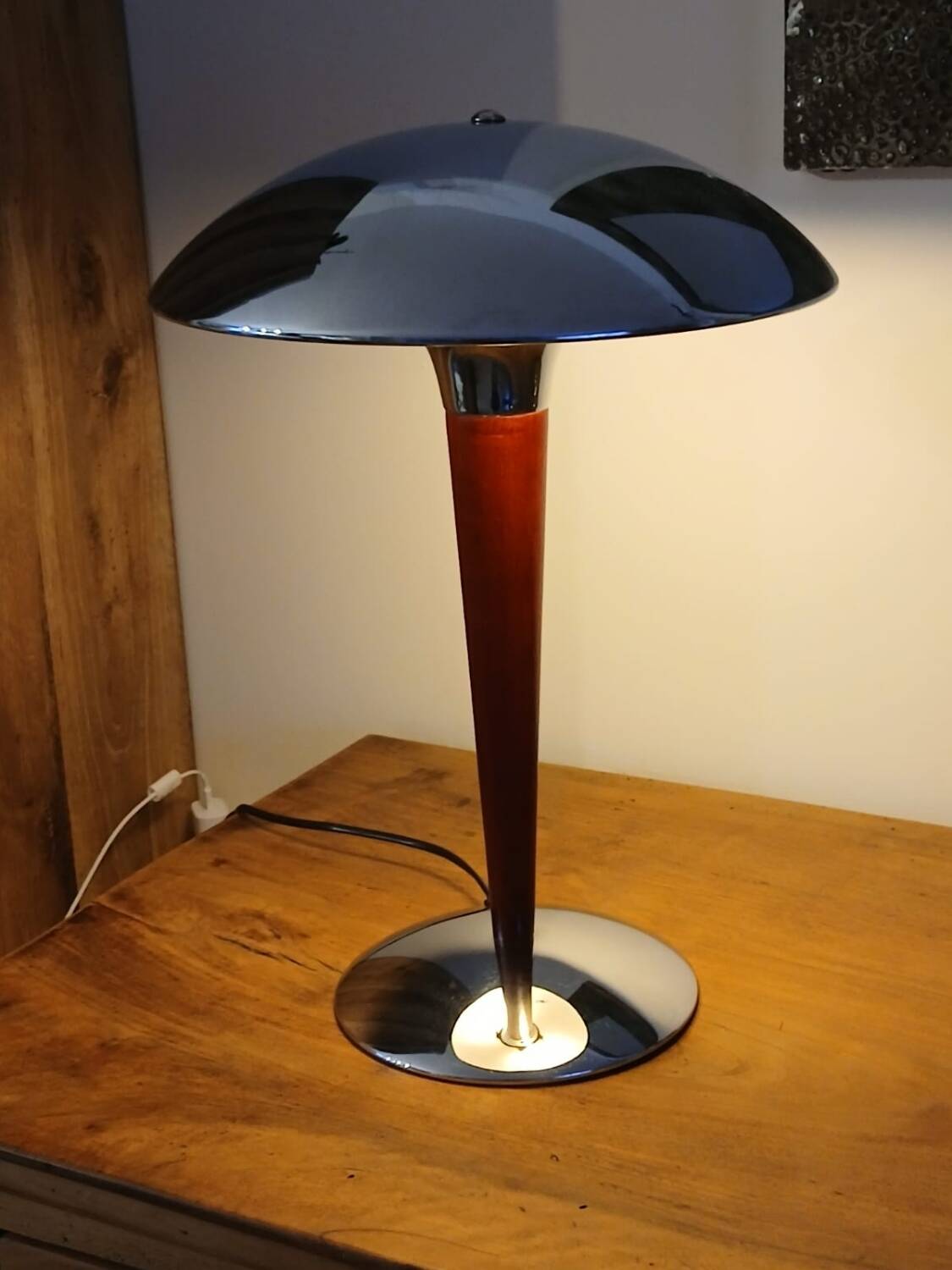 Mushroom lamp called "liner"