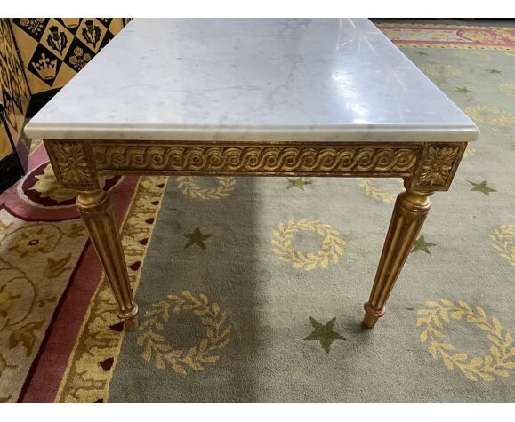 Table basse de style Louis XVI en bois dorée et marbre de carrare | Selency