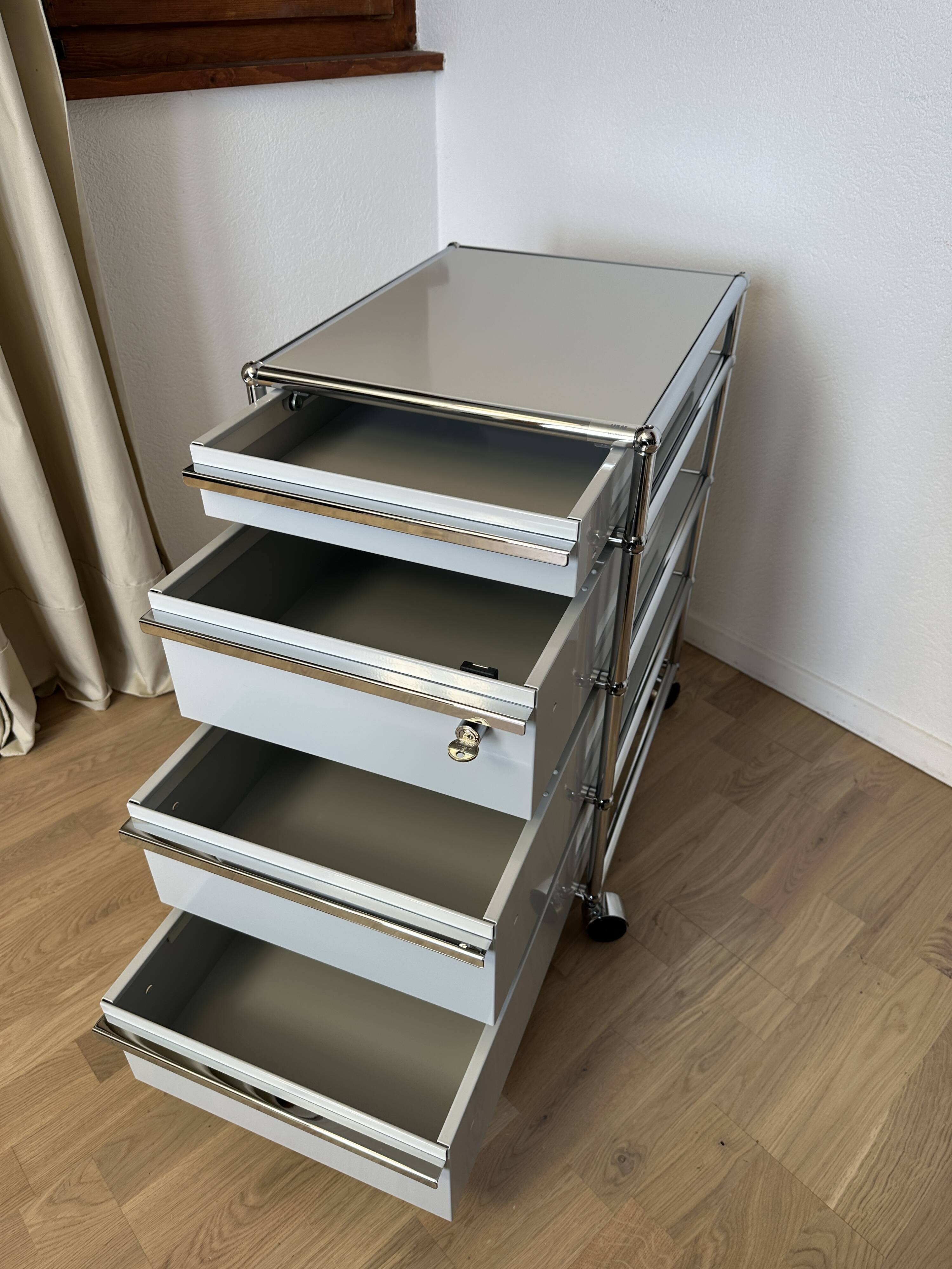 USM Haller wheeled caisson in light grey