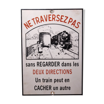 Enamelled plate "do not cross..."