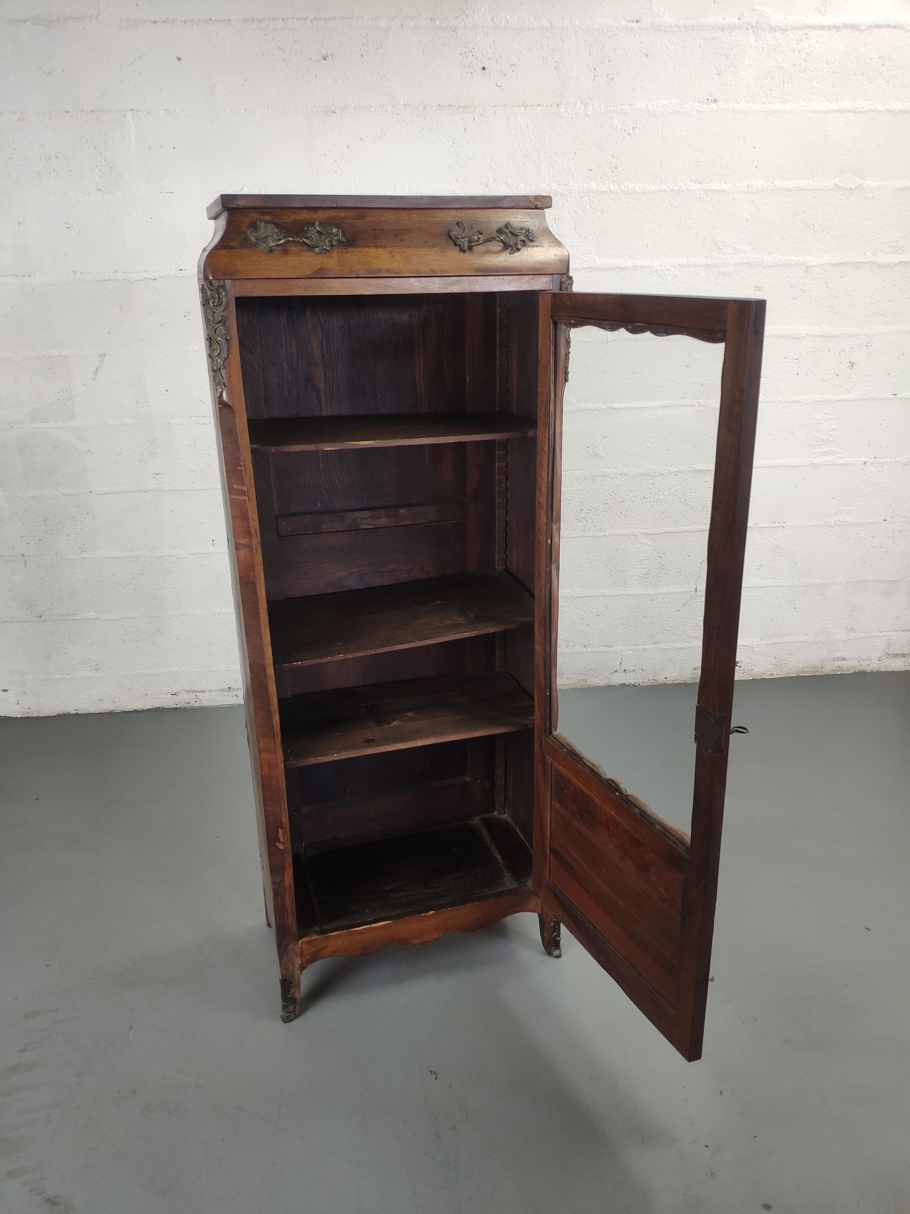 Louis XV showcase with precious wood marquetry