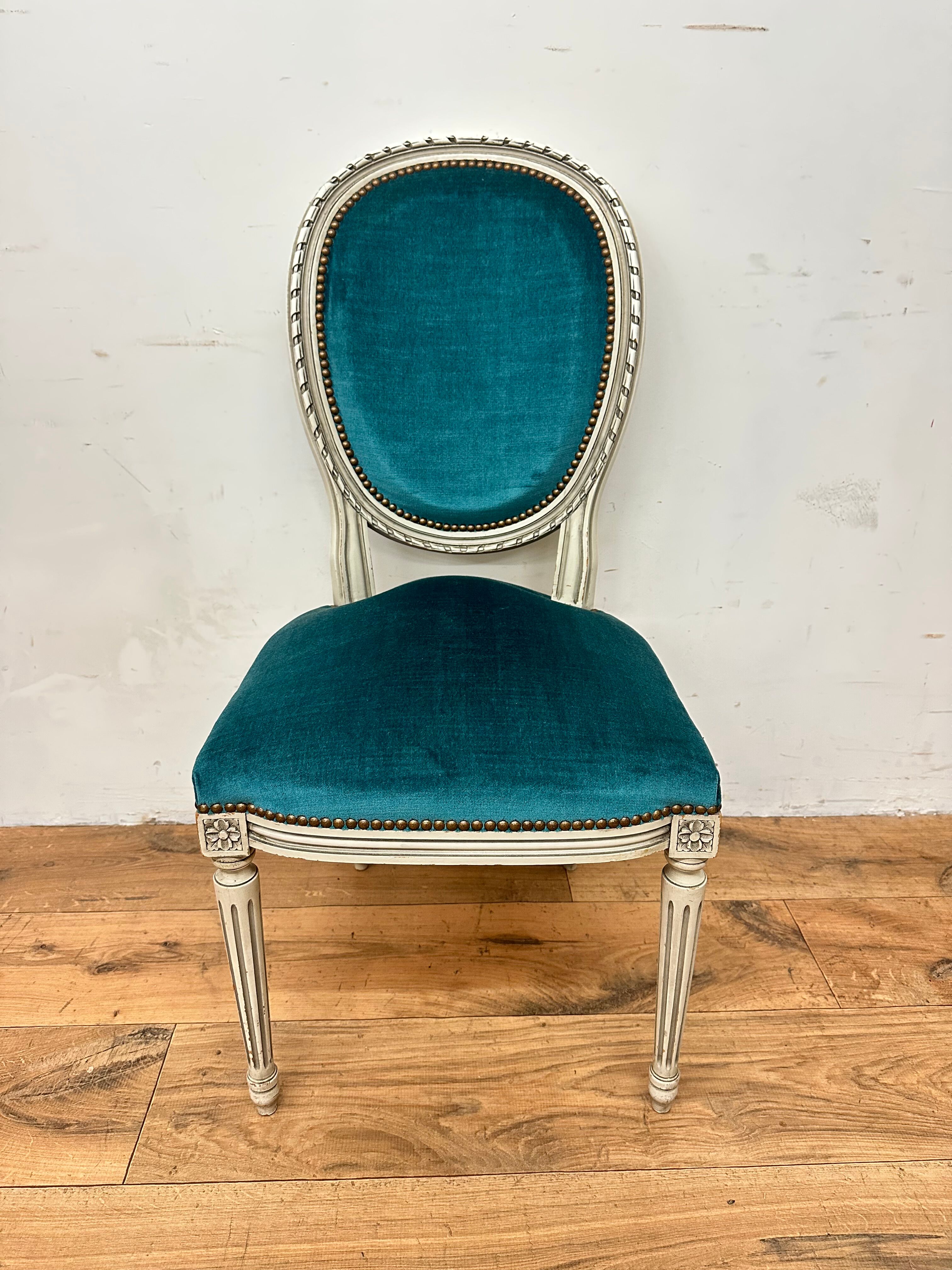 8 chaises à médaillon de style Louis XVI