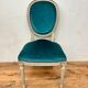 8 chaises à médaillon de style Louis XVI