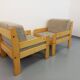 Suite de 2 fauteuils chauffeuses vintage en pin et tissu des années 70