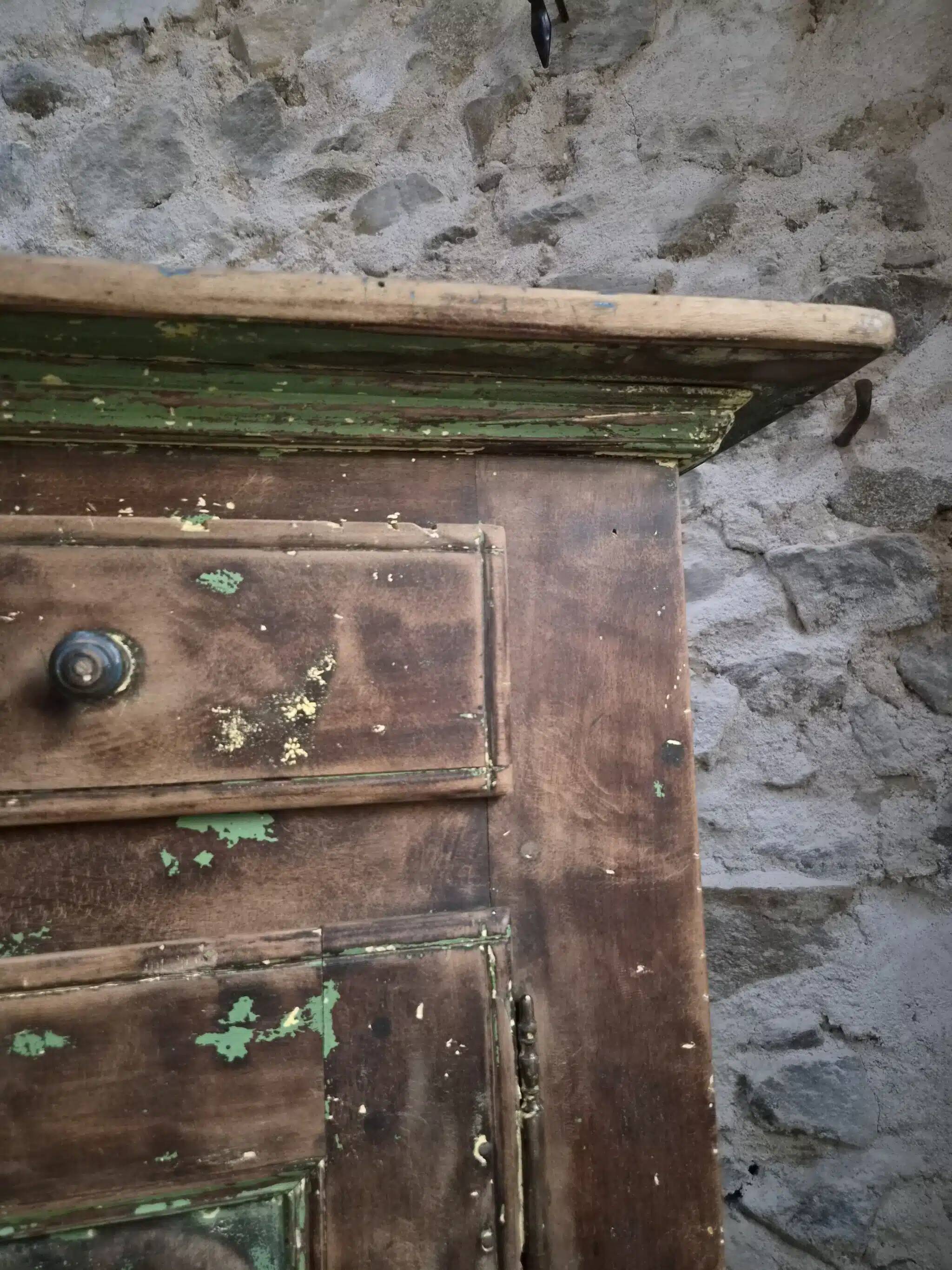 French rustic buffet in walnut, 18th century, 3 drawers and 2 doors.