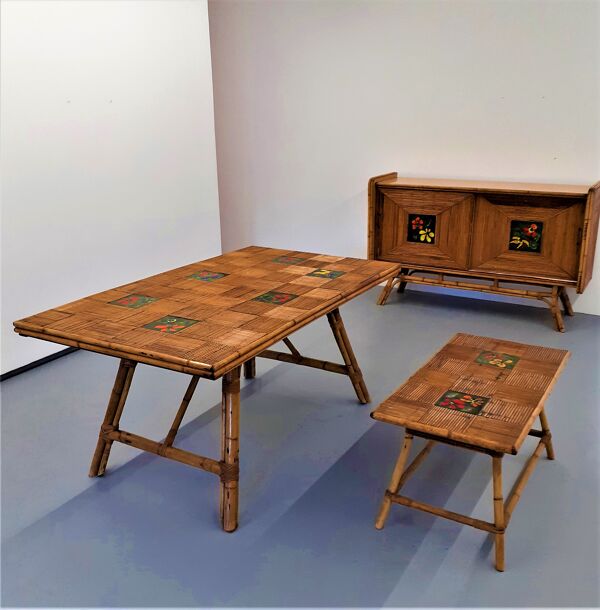Salle à manger composée d'une enfilade, d'une table et d'une table basse en rotin et mélaminé avec carreaux de faïence, années 50