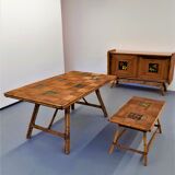 Salle à manger composée d'une enfilade, d'une table et d'une table basse en rotin et mélaminé avec carreaux de faïence, années 50