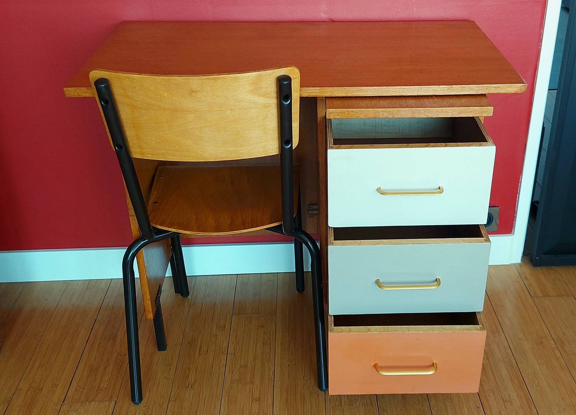 Restored vintage desk + matching chair 89 x 50 x 76 cm