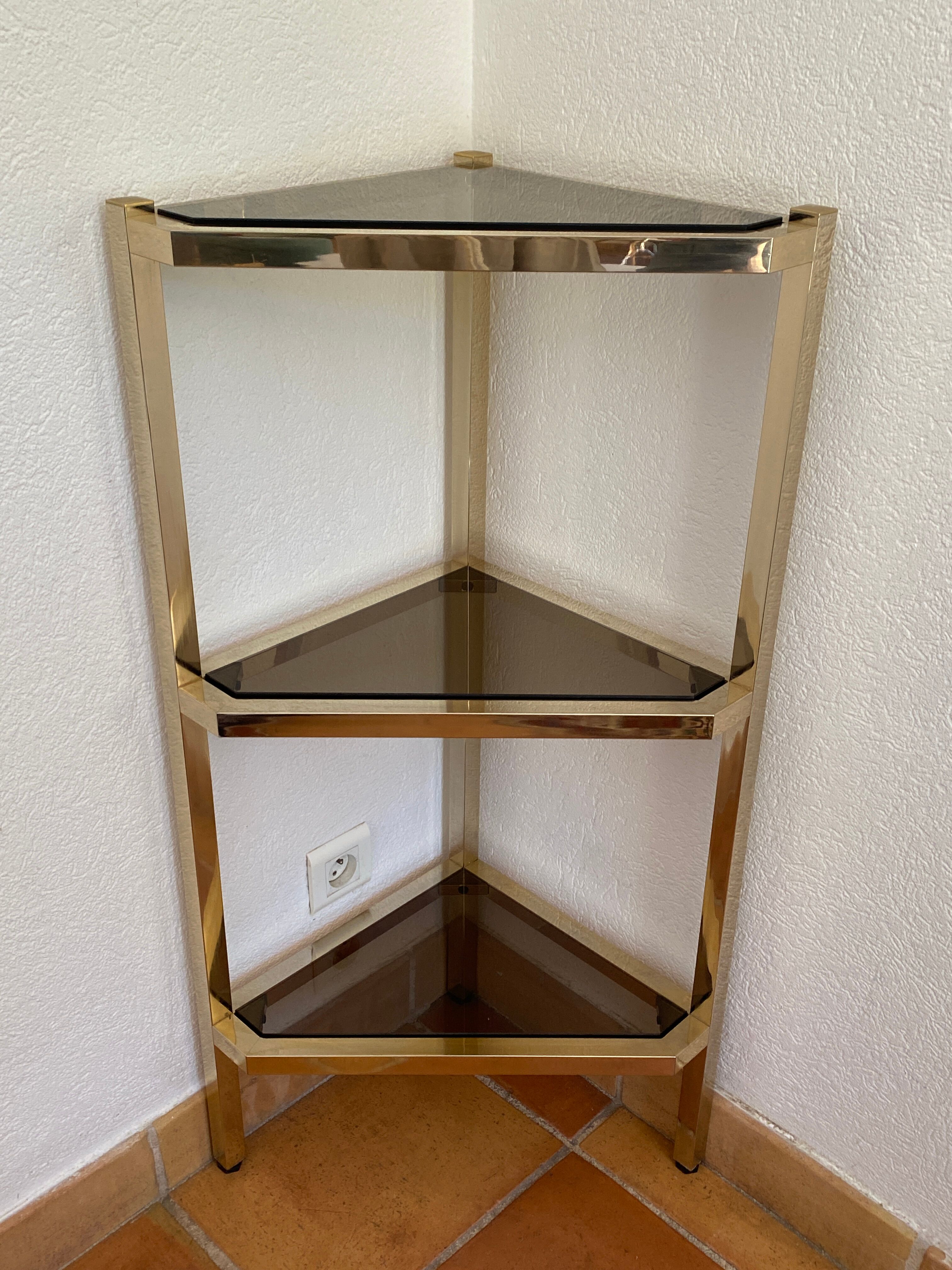 Console d’angle en laiton et verre fumés