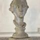 Buste féminin sculpté en pierre