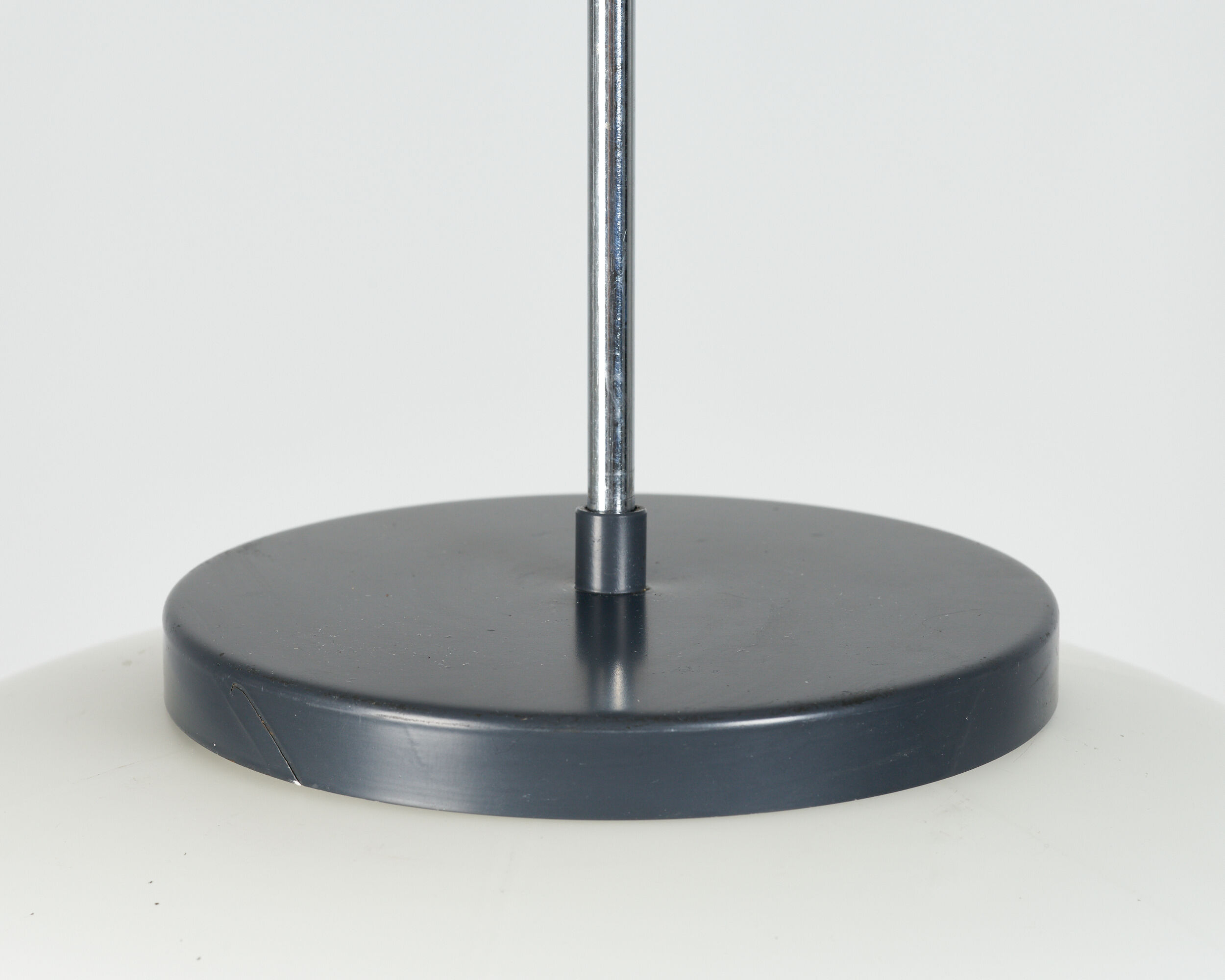Suspension en verre opaline par Napako années 60