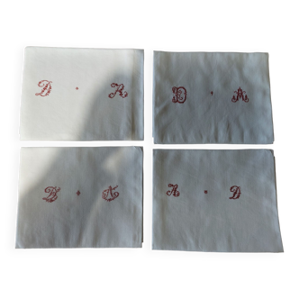 Serviettes de table anciennes métis brodé monogramme rouge AD série de quatre