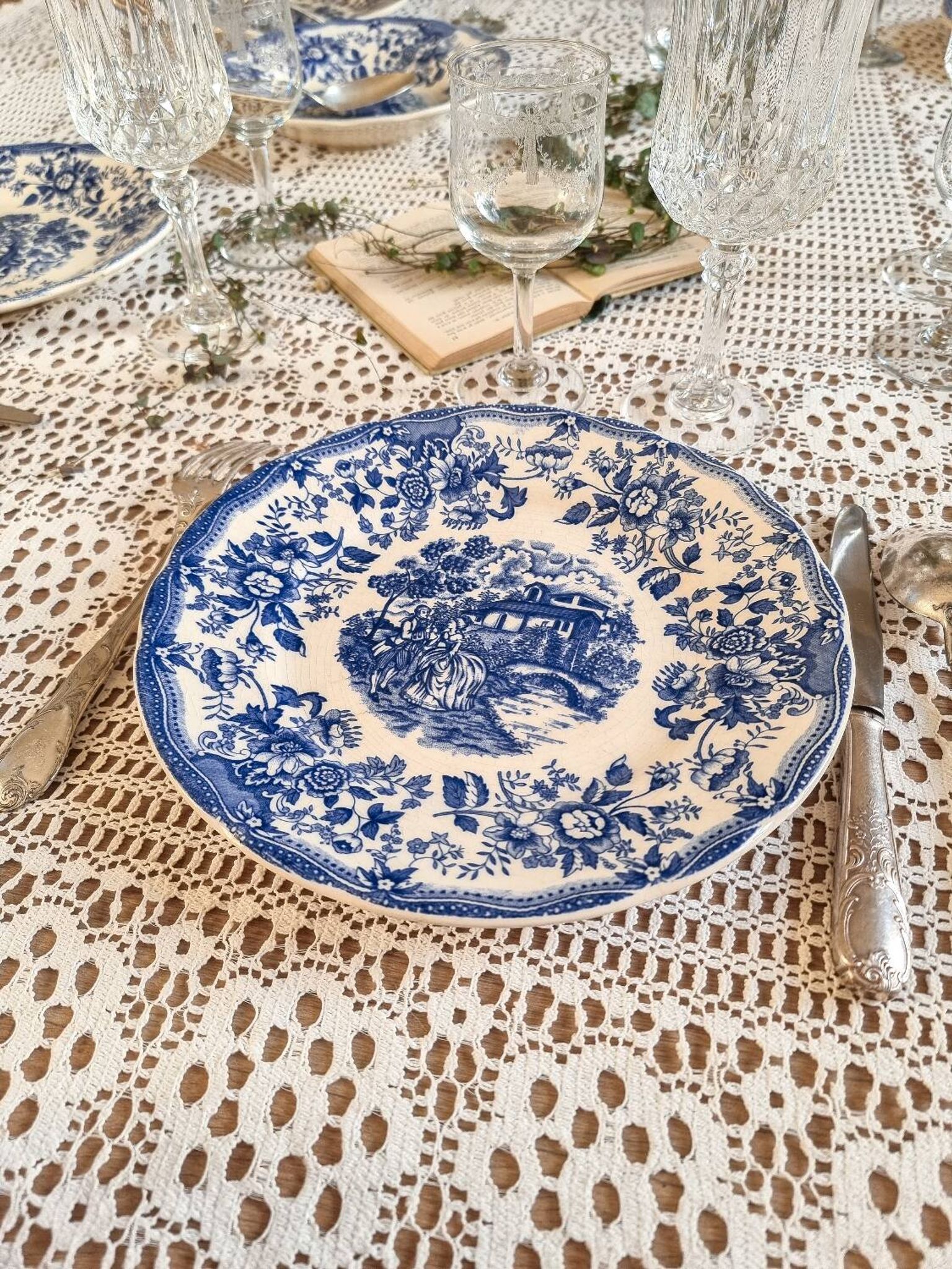 7 assiettes plates, terre de fer, Italie