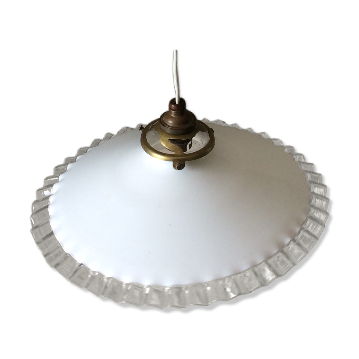 Old suspension in dented opaline