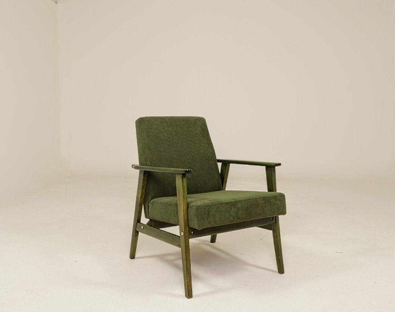 Fauteuil vintage en velours côtelé vert olive, bois vert