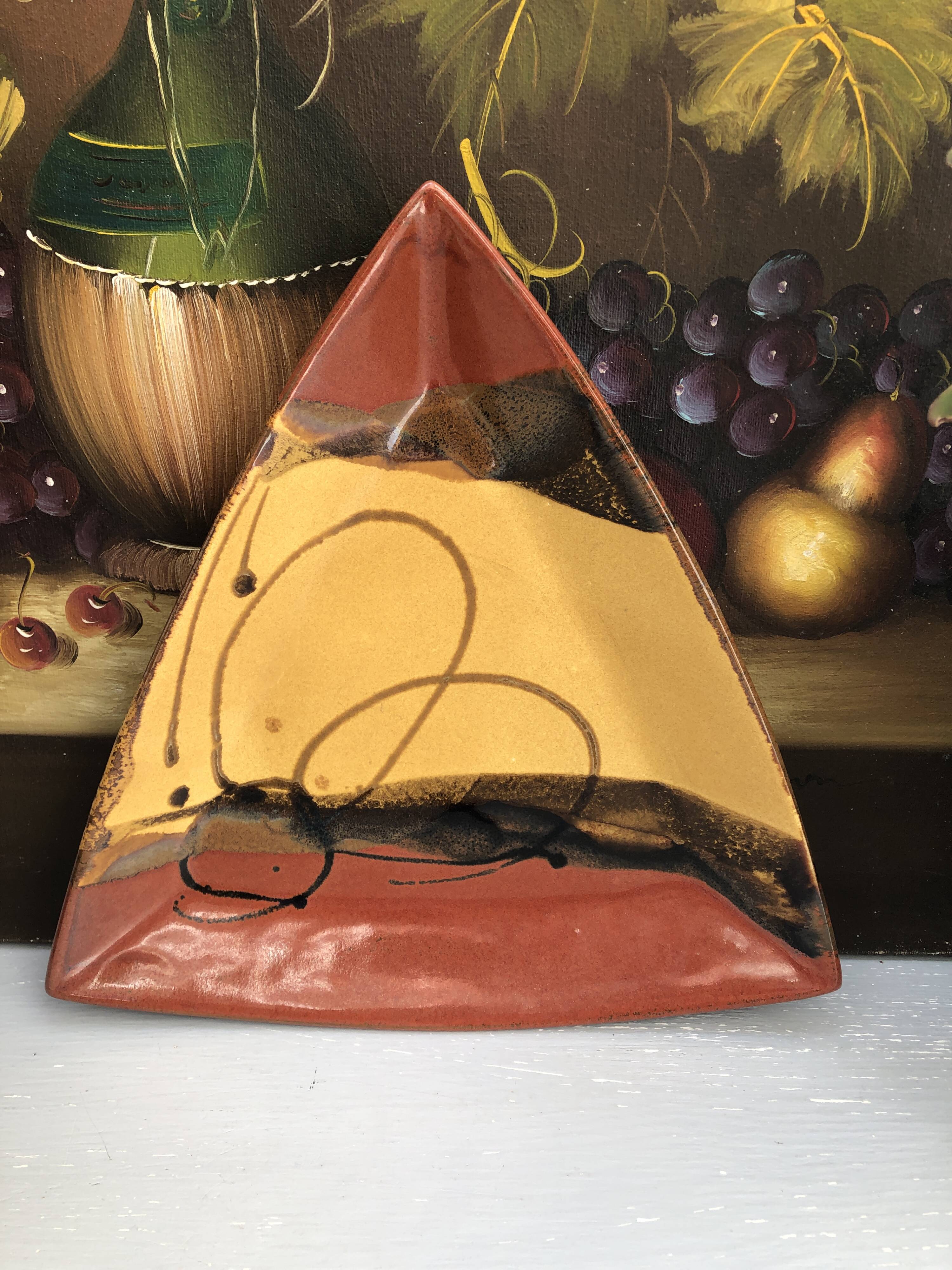 Ceramic pocket emptying dish