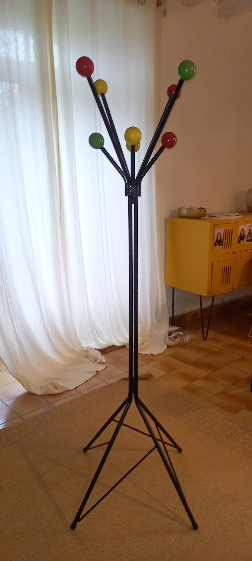 Free-standing coat rack